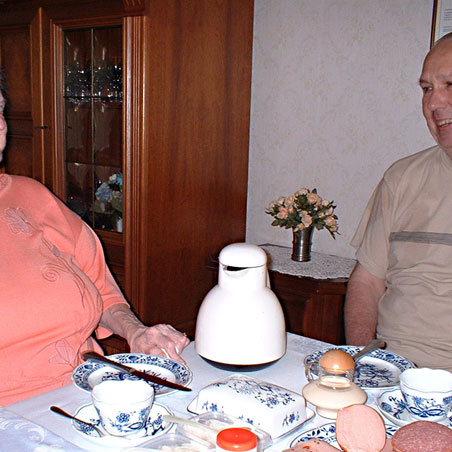 Edith und Herbert beim Frühstück 2002